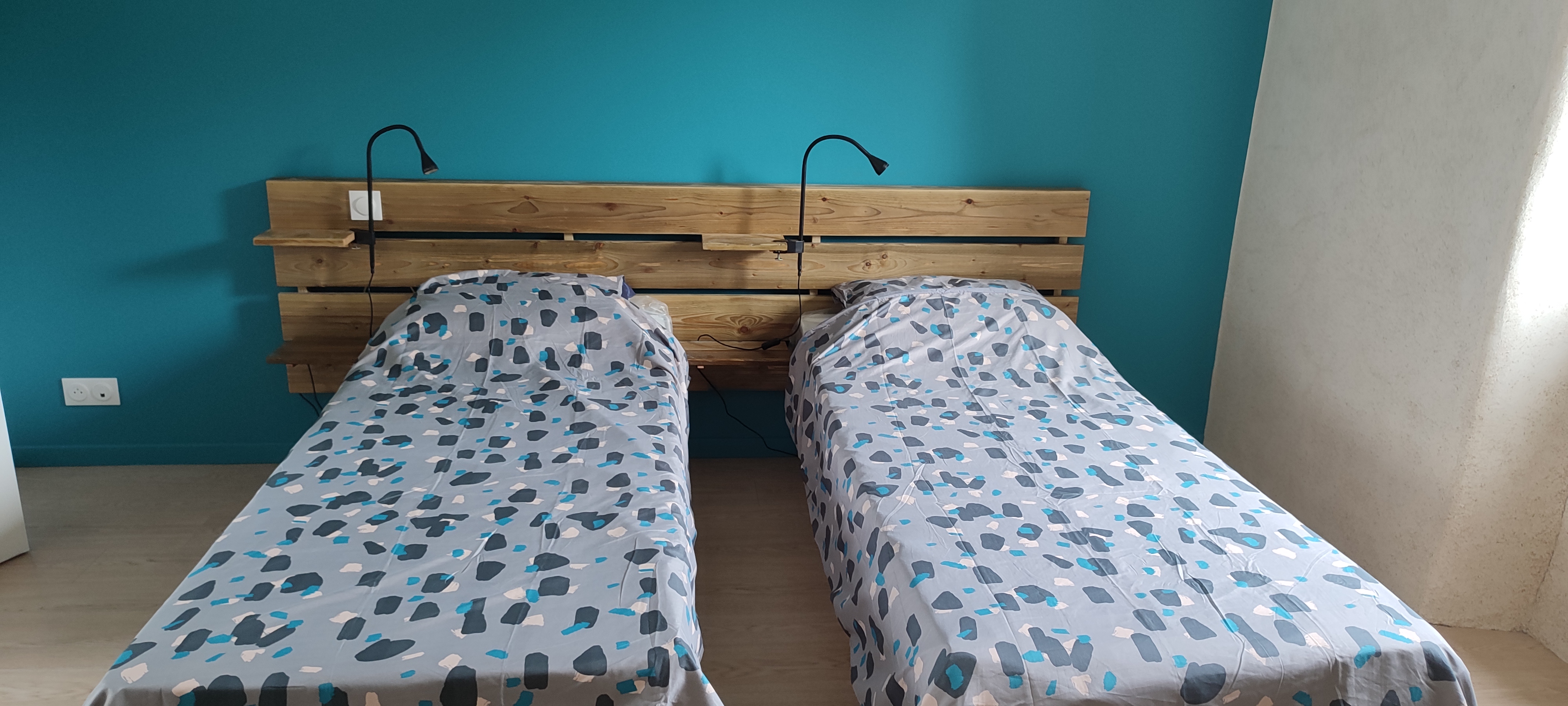 Chambre spacieuse avec deux lits simples et salle de bain privée attenante, pour un séjour en toute intimité et confort