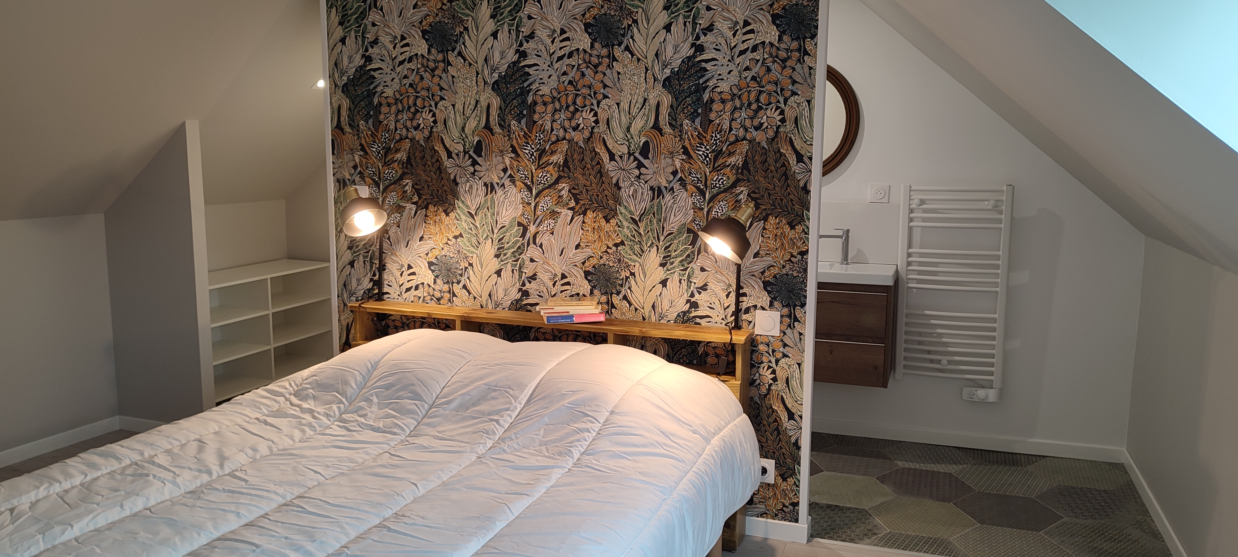 Chambre élégante avec salle de bain privée attenante, pour une expérience de séjour relaxante et agréable