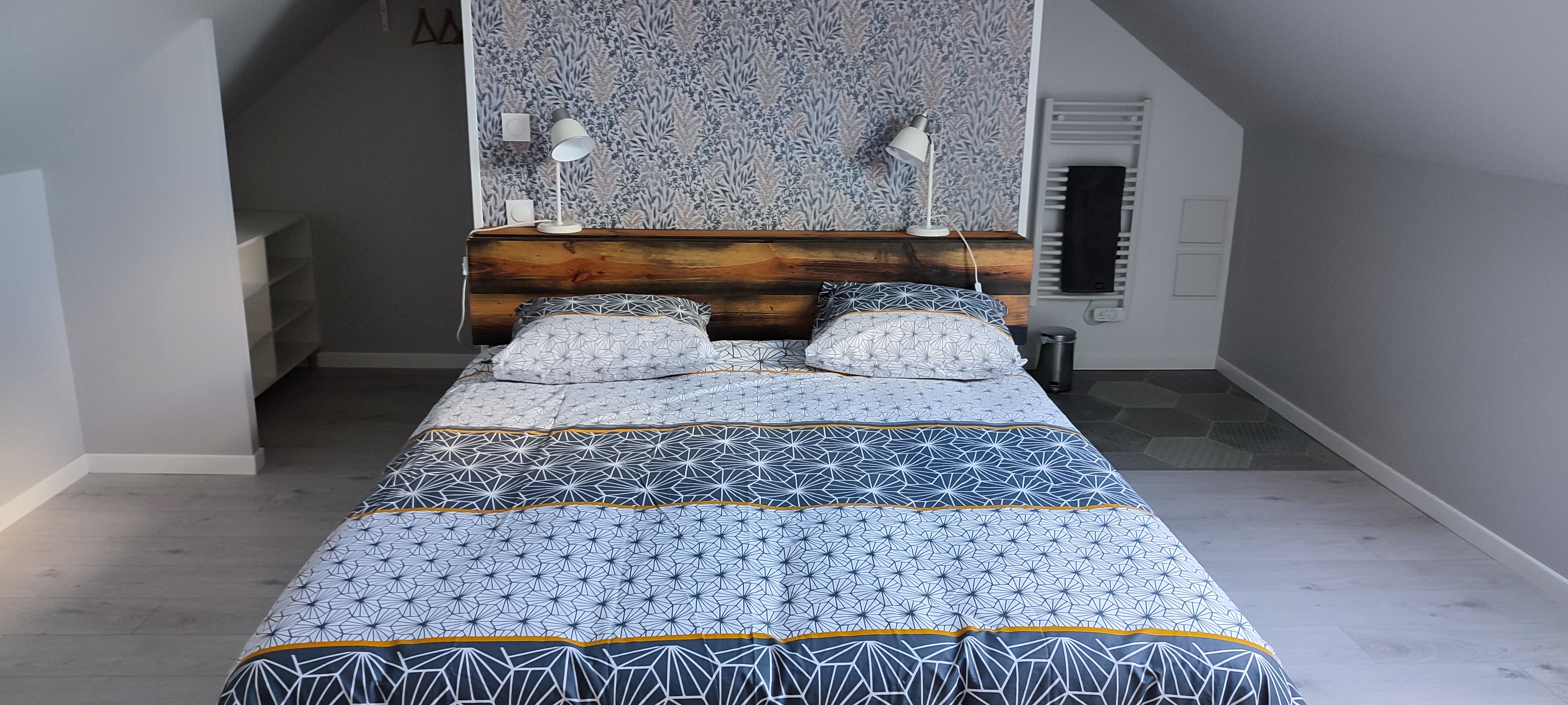 Chambre confortable avec un lit double et salle de bain privée, pour un séjour de détente et de tranquillité