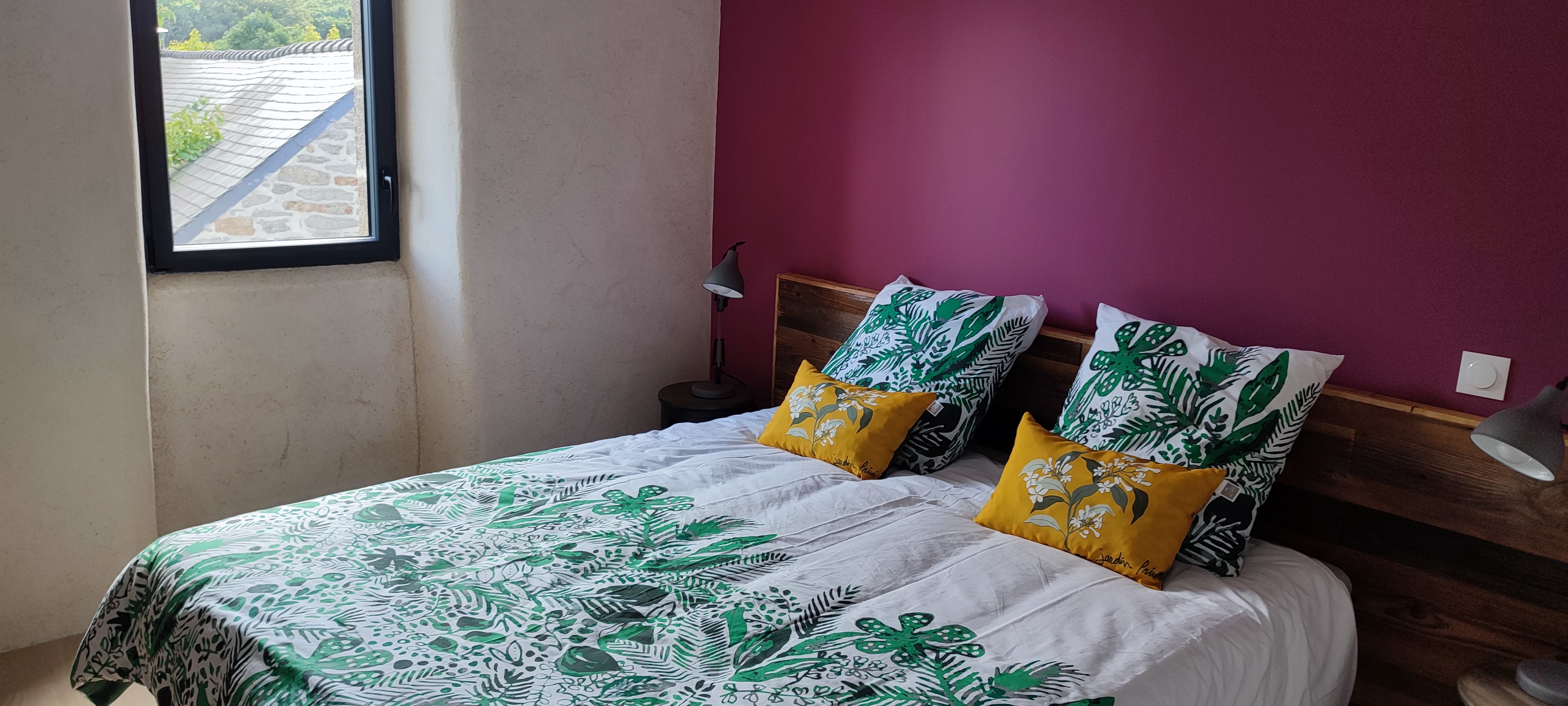 Chambre élégante et confortable avec lit double pour des nuits paisibles dans notre gîte en Bretagne