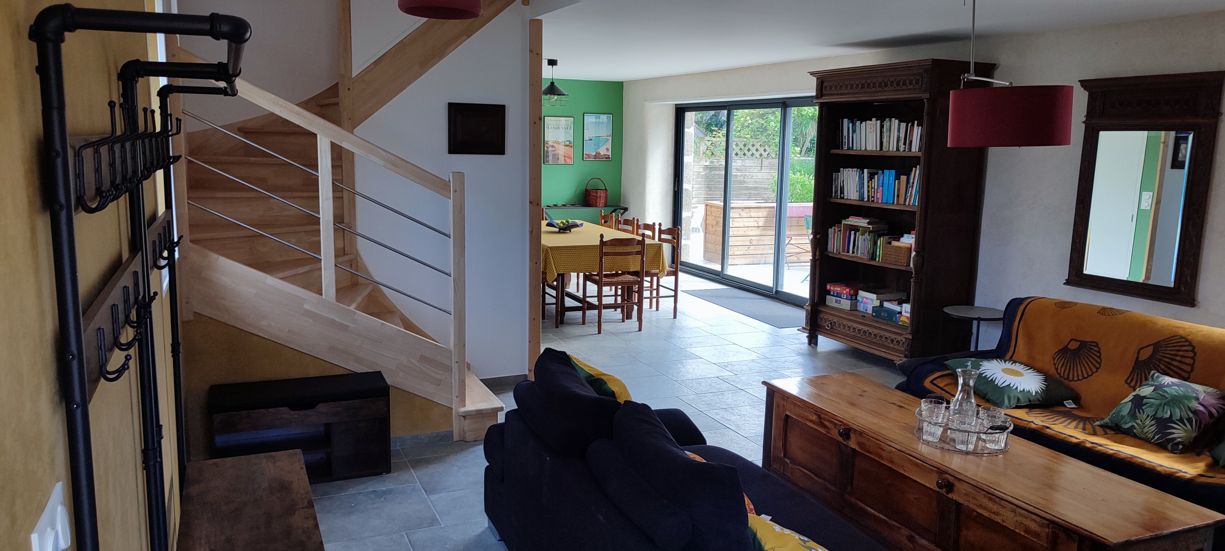 Hall de gîte convivial avec cuisine et salon confortable pour des vacances en toute détente