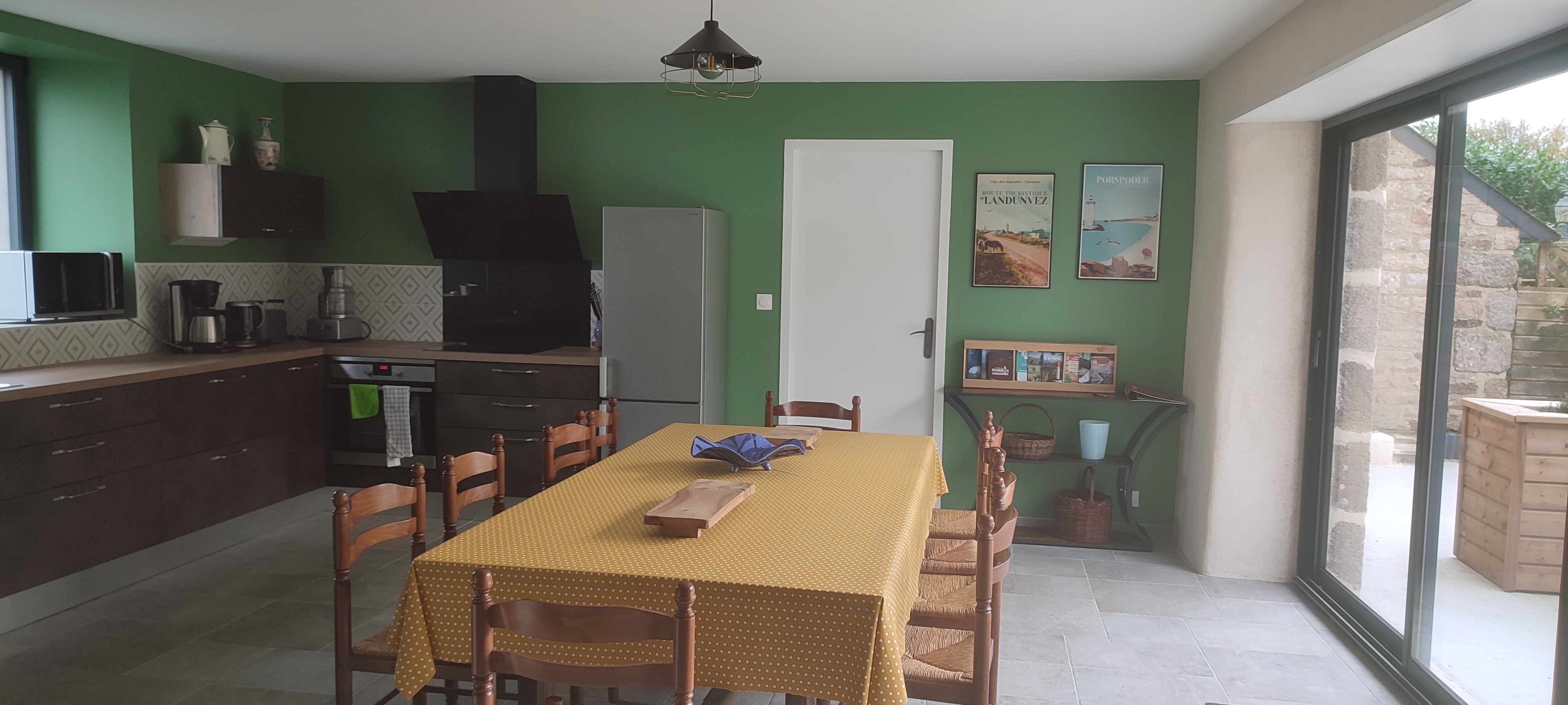 Cuisine spacieuse et conviviale avec grande table pour des repas mémorables en famille ou entre amis