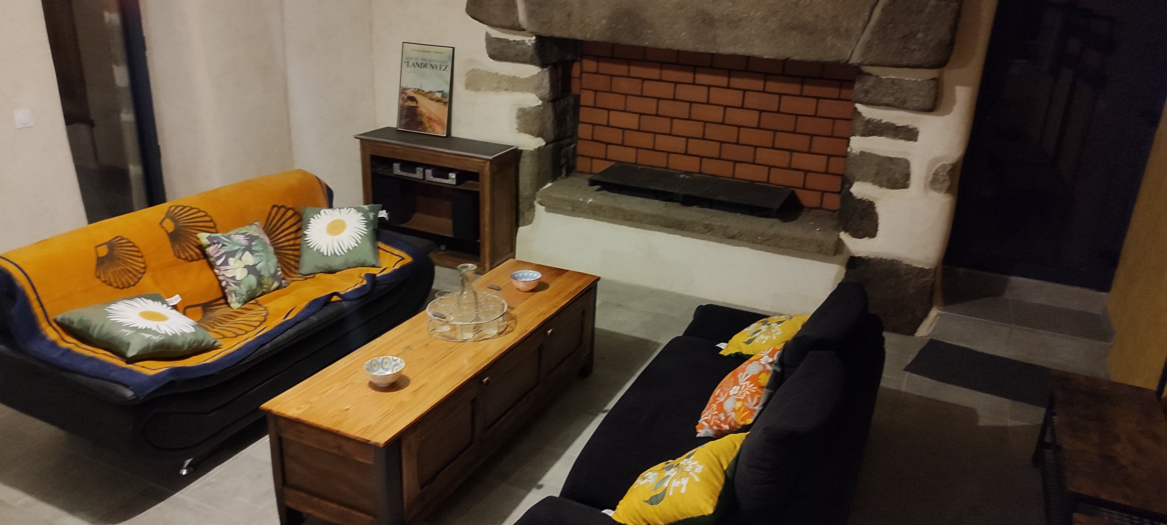 Salon chaleureux et cosy avec cheminée pour des soirées cocooning réussies