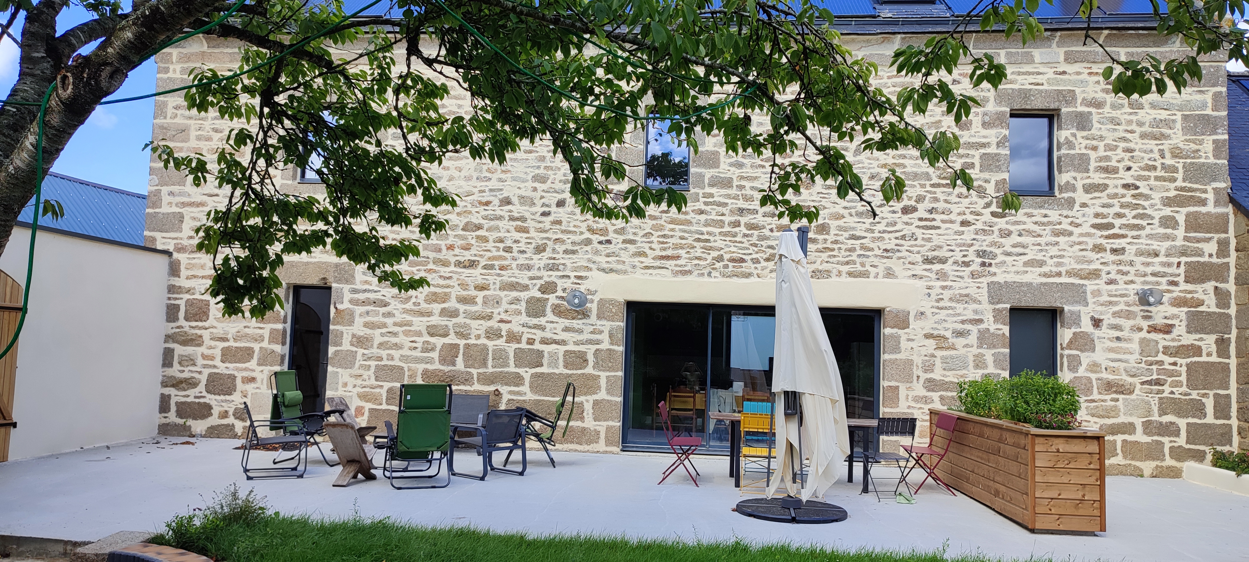 Terrasse conviviale de gîte breton, un lieu de détente et de convivialité pour vos vacances en Bretagne