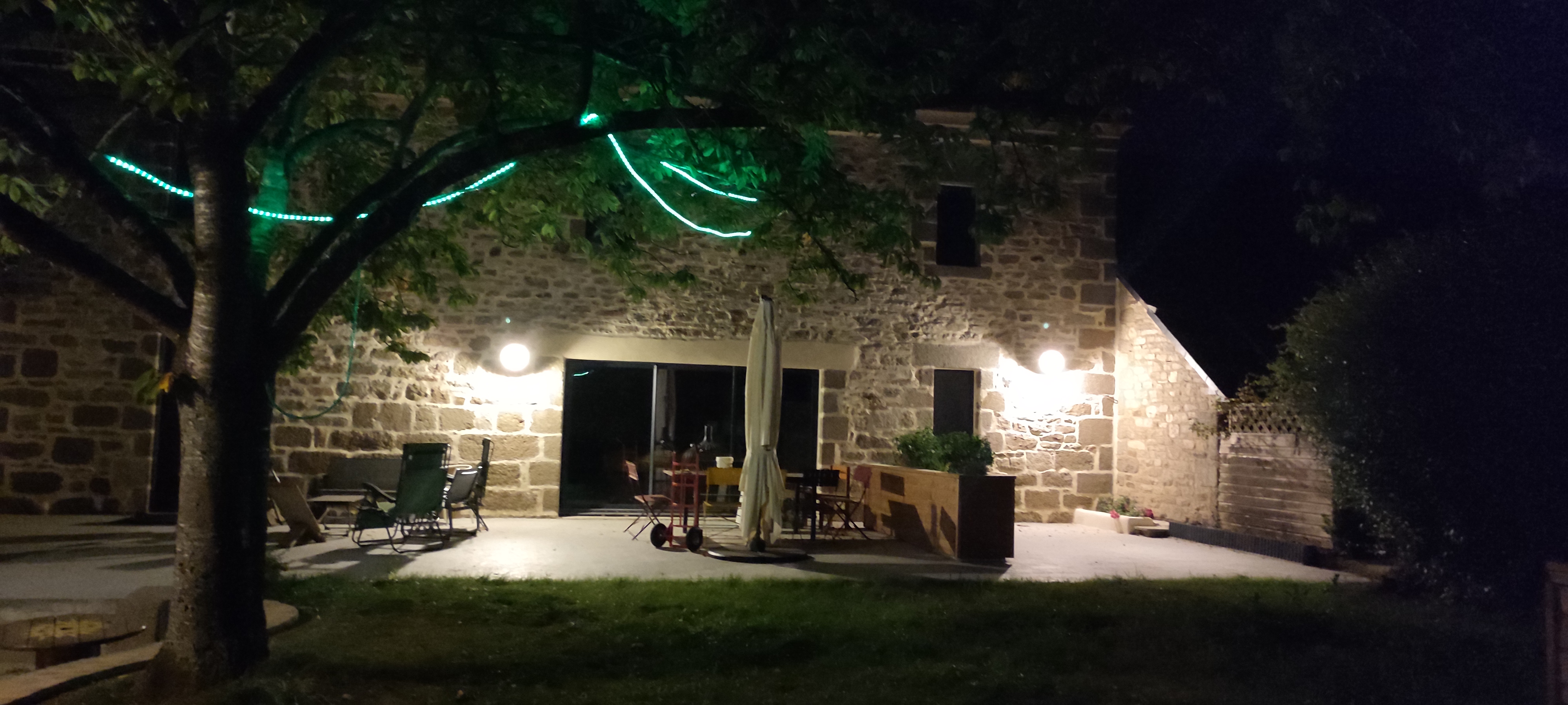 Fronton de gîte breton de nuit, une ambiance chaleureuse pour vos soirées en Bretagne