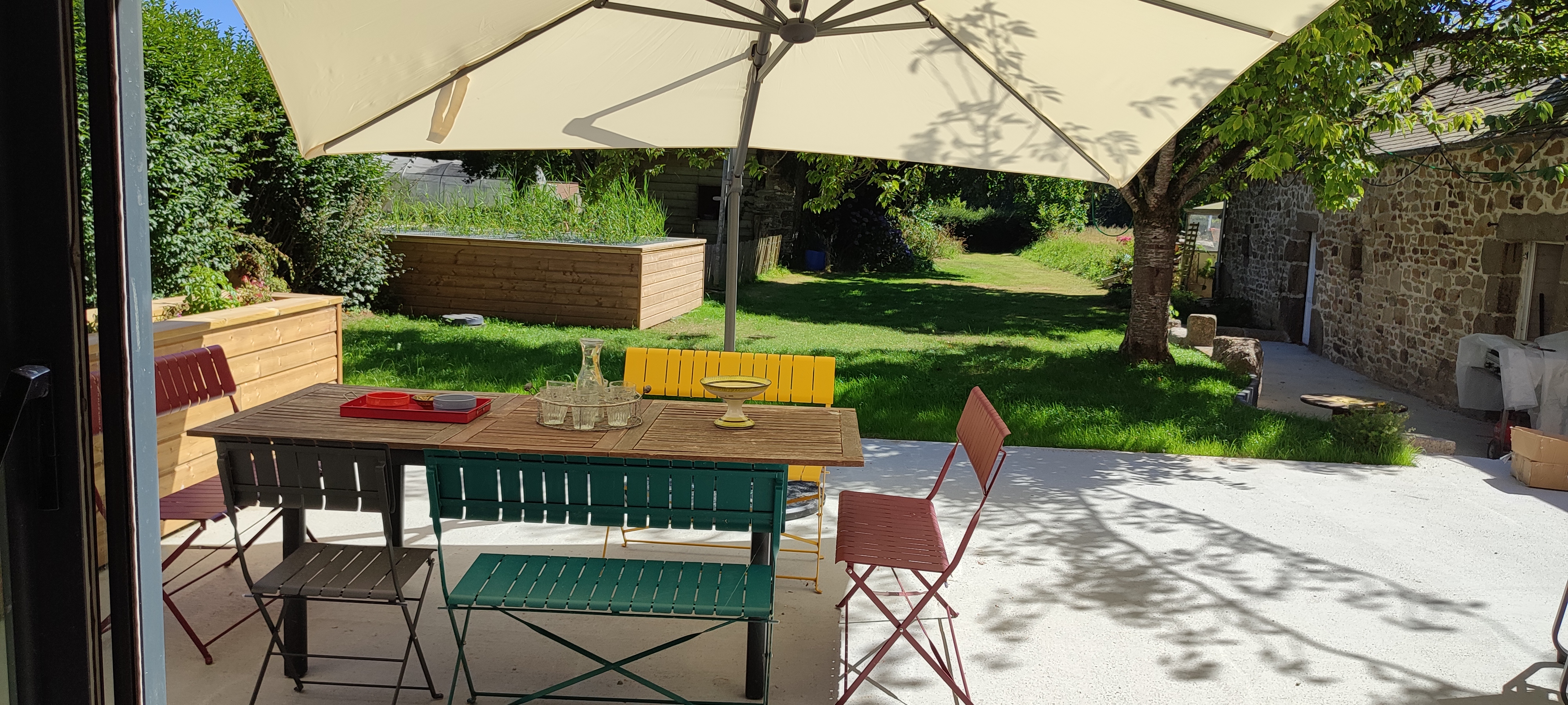 Terrasse conviviale de gîte breton, un endroit idéal pour profiter de l'air frais de la Bretagne et se détendre en famille ou entre amis